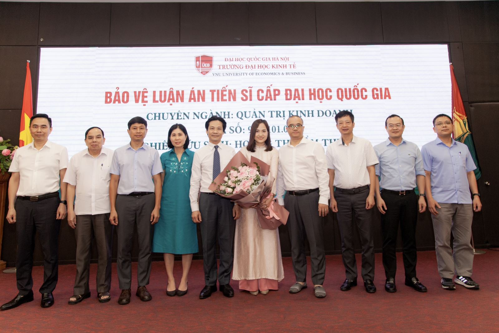 Hội đồng đánh giá luận án của NCS Hoàng Thị Cẩm Thương