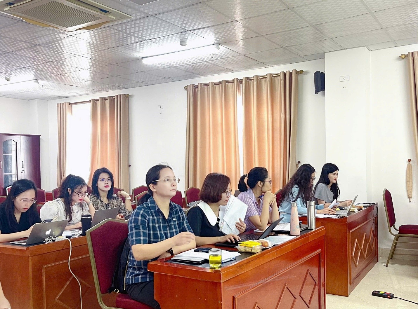 Sinh viên Trường Kinh tế - Trường Đại học Vinh tham dự Vòng Chung khảo “Giải thưởng sinh viên nghiên cứu khoa học Trường Đại học Vinh năm học 2024-2025”