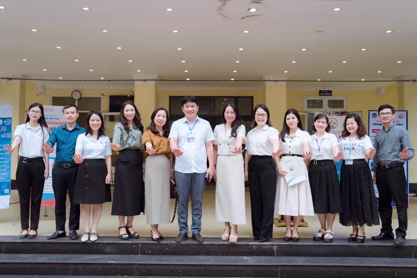 Trường Kinh tế - Trường Đại học Vinh tổ chức hoạt động tư vấn tuyển sinh và định hướng nghề nghiệp tại trường THPT Lê Viết Thuật