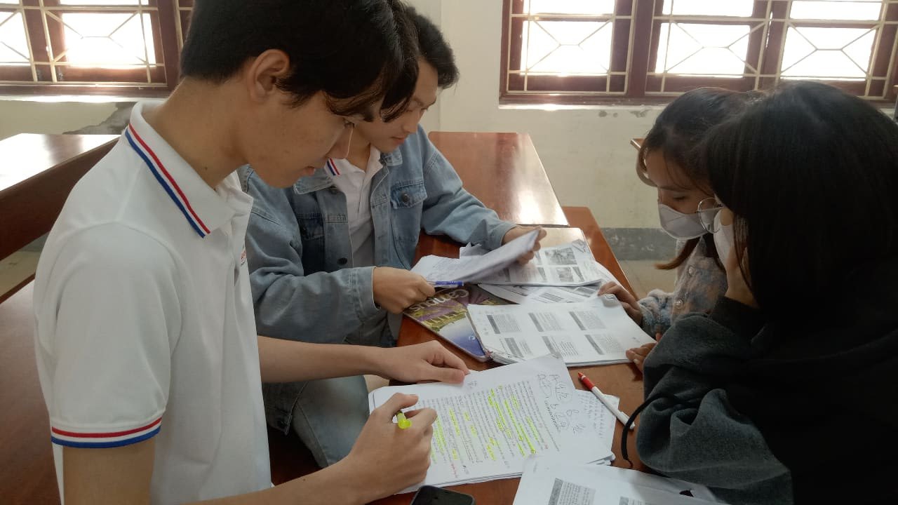 Sinh viên ngành Kế toán hỗ trợ sinh viên Lào ôn tập cuối kỳ